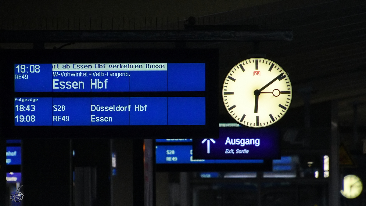 Uhren und Fahrgastinformationstafeln am Gleis 4 des Hauptbahnhofes in Wuppertal. (Februar 2021)