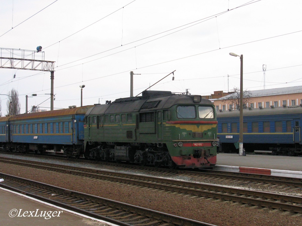 Ukrainische  Taigatrommel  M62-1554 der Ukrainischen Bahn am Bahnhof in Chmelnyzkyj am 18.04.2011