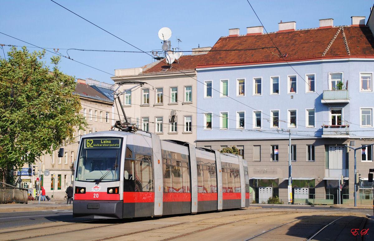 ULF 20 berquert auf der Fahrt nach Lainz die Philadelphiabrcke.(05.10.2013)