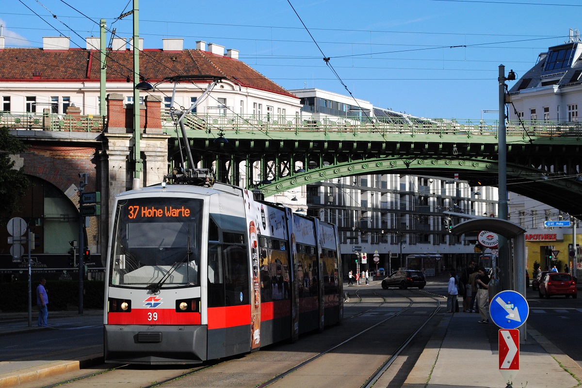 ULF A 39 als Linie 37 zur Hohen Warte an der Haltestelle Nußdorfer Straße. (27.05.2022)