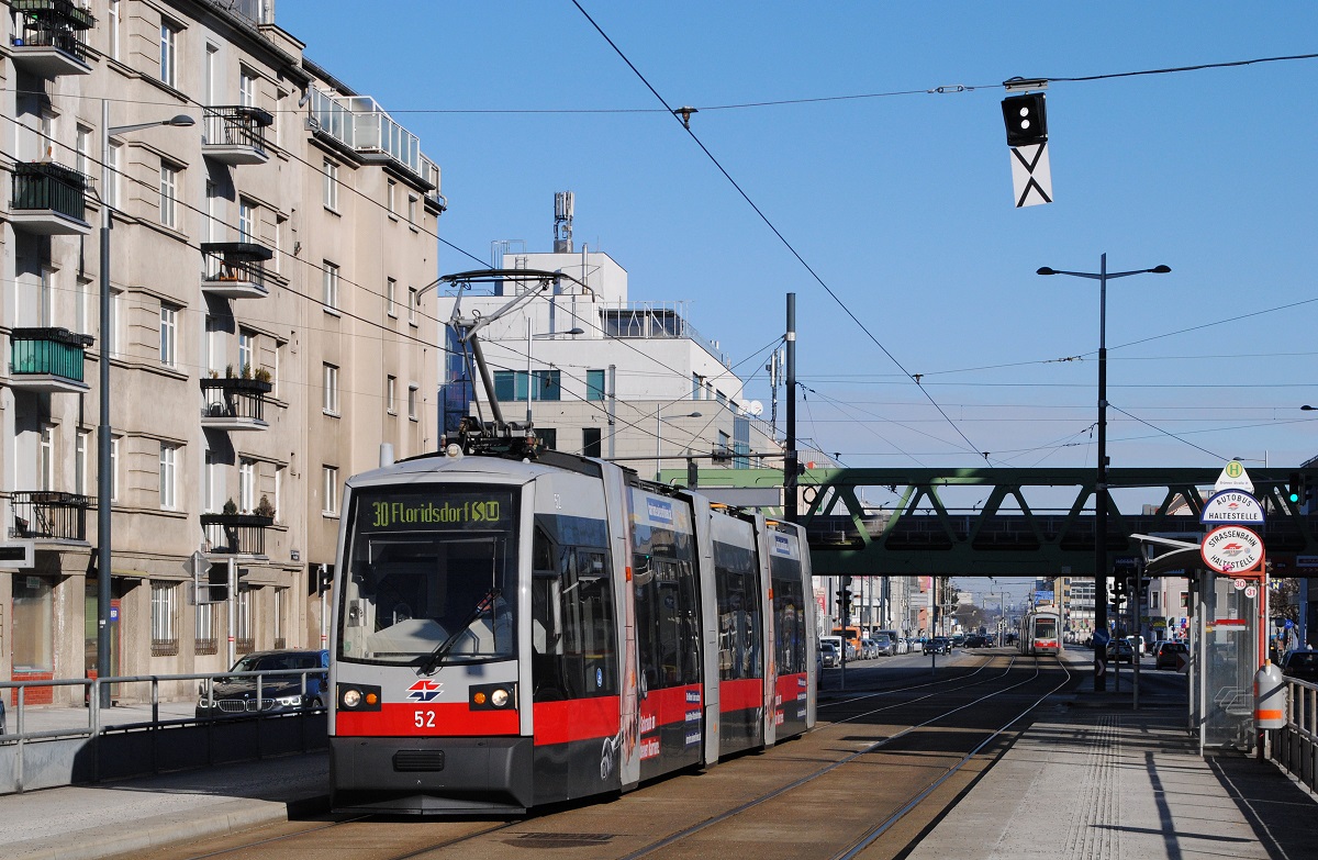 ULF A1 52 als Linie 30 in der Brünner Straße an der Haltestelle Brünner Straße - S-Bahn. (13.02.2021)