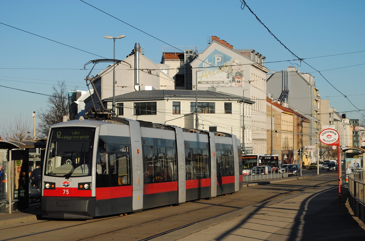 ULF A1 75 als Linie 62 nach Lainz in der Haltestelle Bahnhof Meidling. (07.01.2022)
