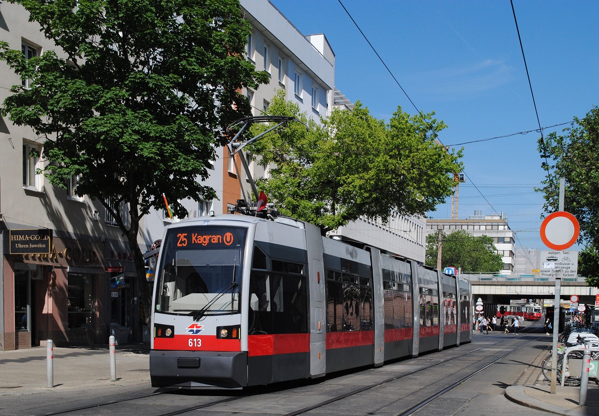 Ulf B 613 in der Schloßhoferstraße auf der Fahrt nach Kagran. (15.06.2021)