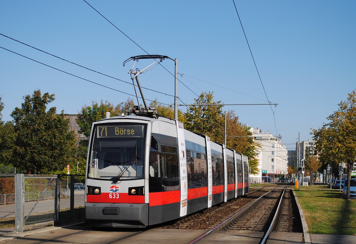 ULF B 633 als Linie 71 in der Svetelskystraße kurz vor der Haltestelle Leberberg. (09.10.2021)