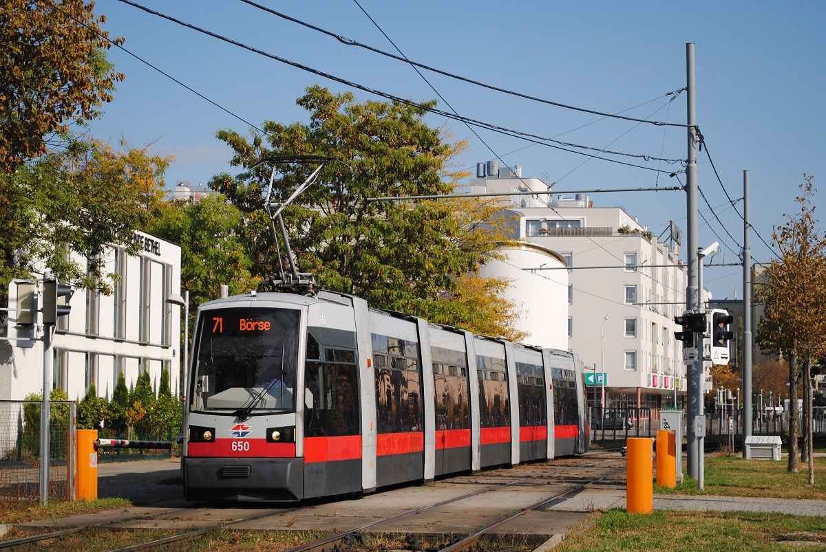 ULF B 650 überquert als Linie 71 in der Svetelskystraße die durch Schranken gesicherte Zufahrt zur Baptistengemeinde Bethel. (09.10.2021)
