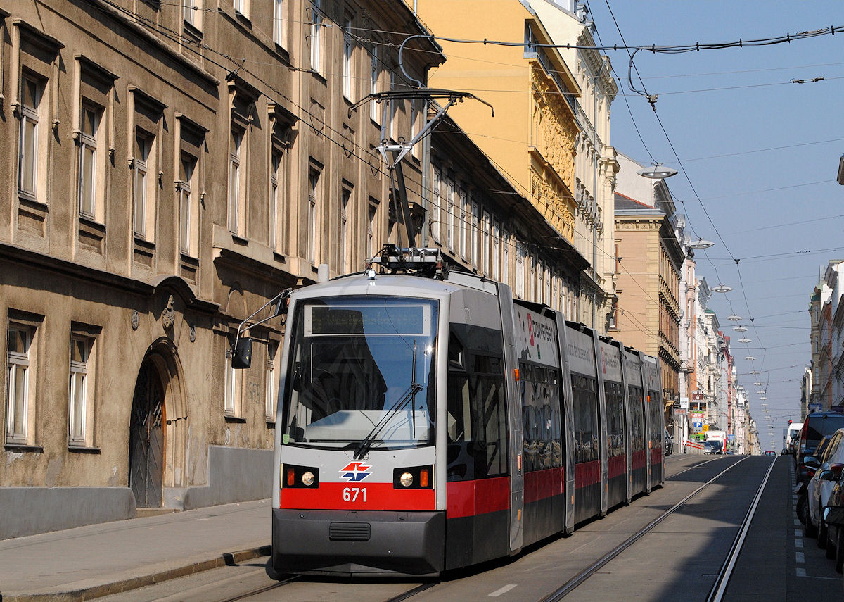 ULF B 671 fährt als Linie 5 durch die enge Kaiserstraße in Richtung Westbahnhof.(21.03.2015)