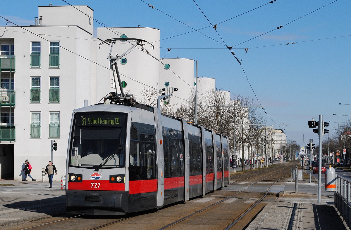 ULF B1 727 als Linie 31 bei der Einfahrt in die Haltestelle Hanreitergasse. (13.02.2021)