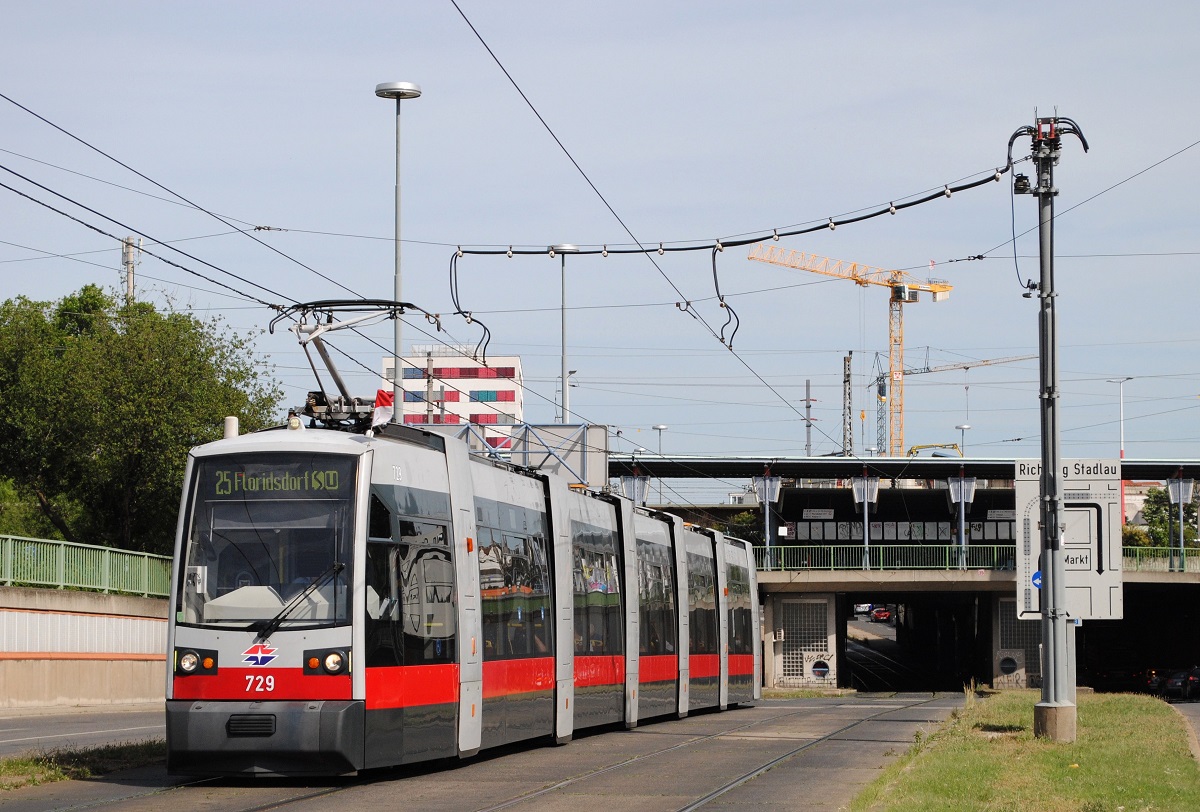 Ulf B1 729 hat in der Erzherzog Karl Straße soeben die Ostbahnunterführung verlassen und macht sich nun auf den Weg nach Floridsdorf. (15.06.2021)