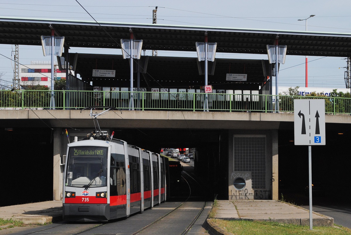 Ulf B1 735 verläßt als Linie 25 nach Floridsdorf soeben die Ostbahnunterführung in der Erzherzog Karl Straße. (15.06.2021)
