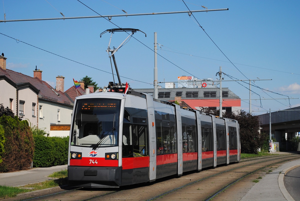 Ulf B1 744 als Linie 25 in der Langobardenstraße zwischen den Haltestellen Donauspital und Hardeggasse. (04.06.2021)