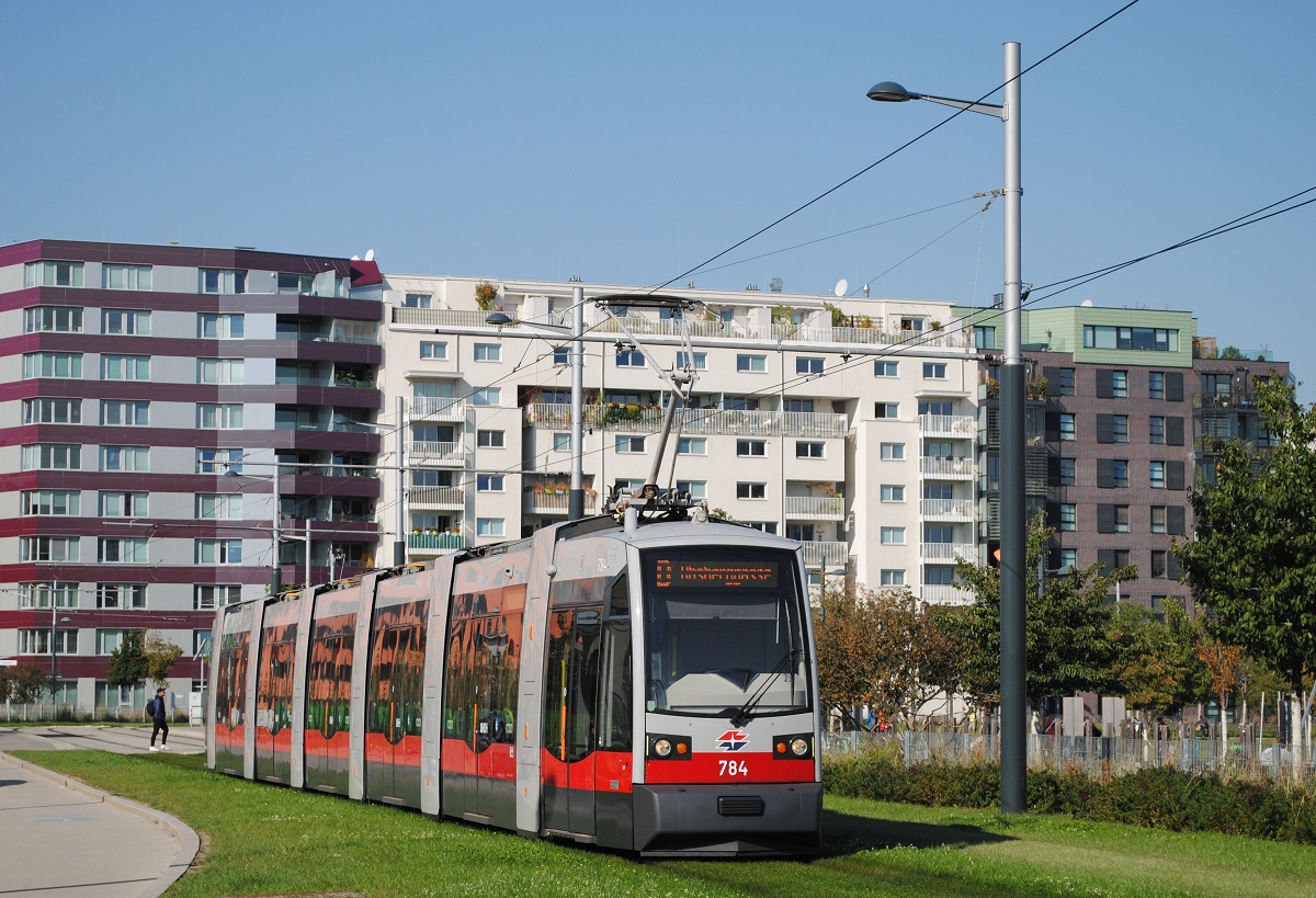 ULF B1 784 hat auf der Fahrt durch das Sonnwendviertel gerade die Haltestelle Hlawkagasse verlassen. (09.10.2021)