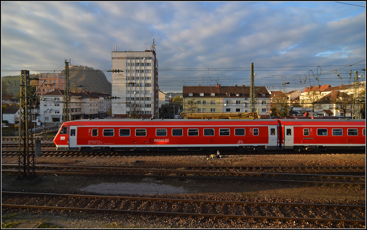 <U>Lichtspiele in Singen am Hohentwiel.</U> 

611 007-5 ist nicht nur sauber, sondern durch das Streiflicht dezent in Szene gesetzt. November 2013.