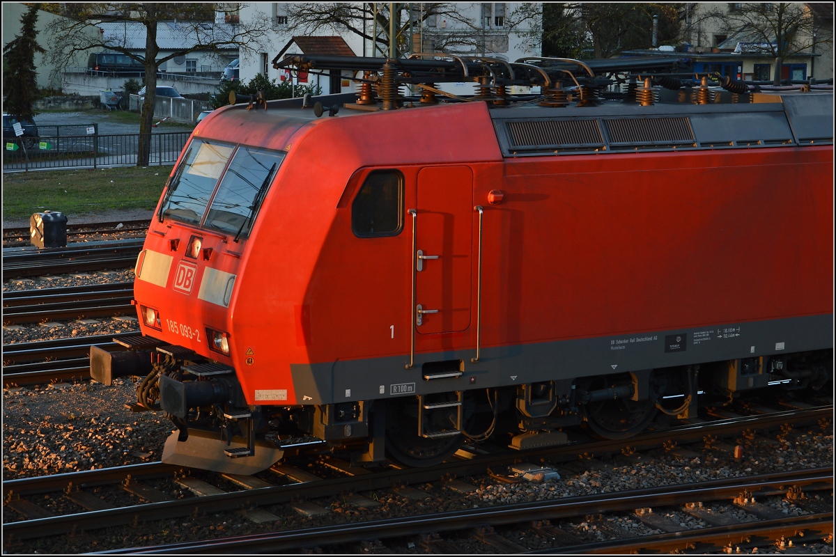 <U>Lichtspiele in Singen am Hohentwiel.</U> 

Genauer hingesehen bei 185 093-2. Vom letzten Sonnenlicht beleuchteter Führerstand 1. Auffällig beiden Stromabnehmer mit breiter und schmaler Wippe für den zusätzlichen Einsatz in der Schweiz. November 2013.