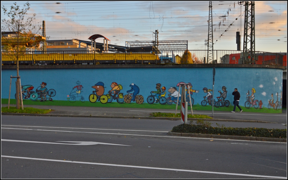 <U>Lichtspiele in Singen am Hohentwiel.</U> 

Grafito an der Unterführung mit blauem Himmel. Vielleicht ein Hinweis, dass sich die Bahn endlich stärker um die Radfahrer kümmern sollte... November 2013.