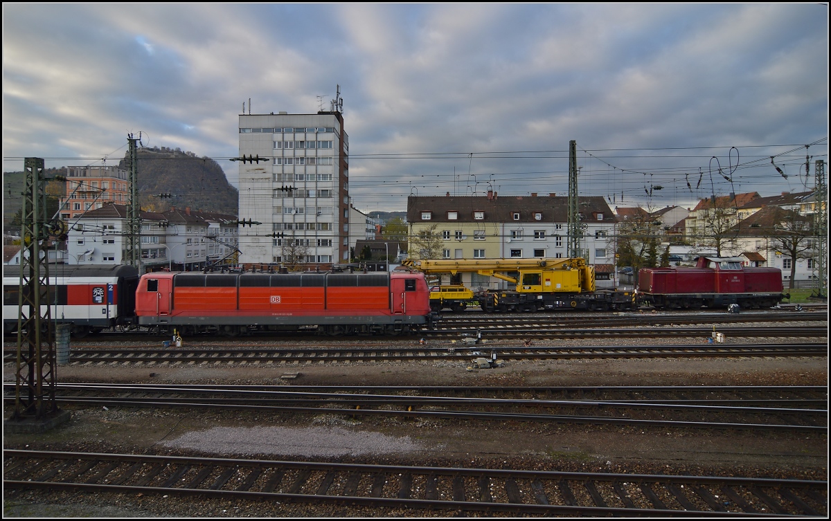 <U>Lichtspiele in Singen am Hohentwiel.</U> 

Leider schlug ausgerechnet bei der 181 223-9 mit ihrem IC Zürich-Stuttgart die berüchtigte Fotowolke zu. November 2013.