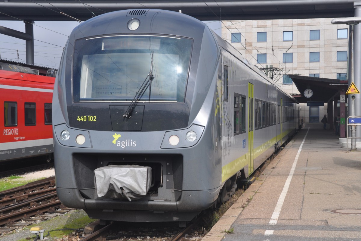 ULM, 03.10.2014, 440 102 von agilis, als Regionalzug in 4 Stunden Fahrtzeit von Neufahrn in Niederbayern durch die Oberpfalz, durch Oberbayern und Schwaben bis Ulm Hbf gefahren; hat jetzt bis zur Rückfahrt ca. eineinhalb Stunden Pause