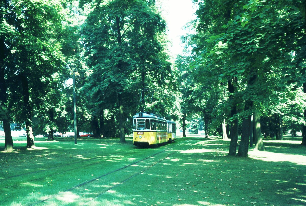 Ulm 08-09-1973 Linie 1 Tw 3 (GRW4; ME 1958) im Park nahe Donauhalle