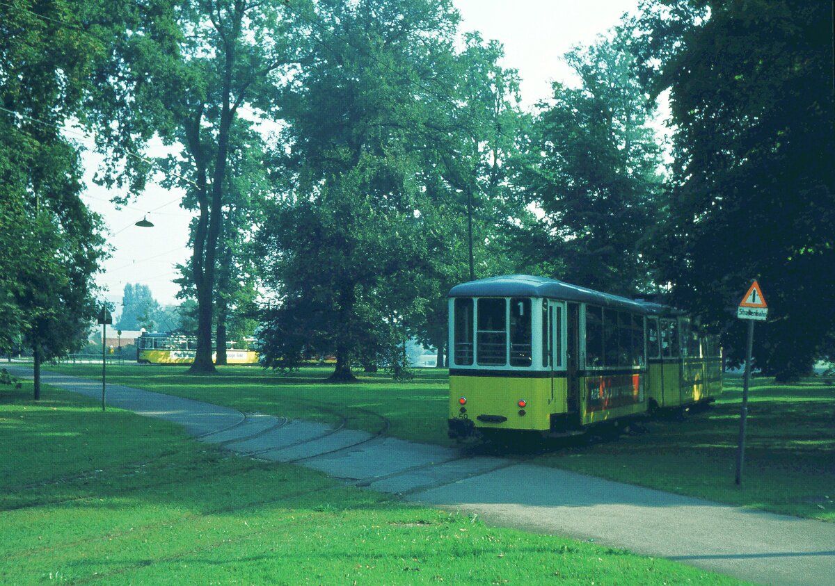 Ulm 08-09-1973_Endschleife im Park nahe Donauhalle mit 2 Tw (GRW4; ME 1958) und Bw 59 = ex SSB 1297; Fuchs HD 1953; 1965 Vk an SWU; 1976+
