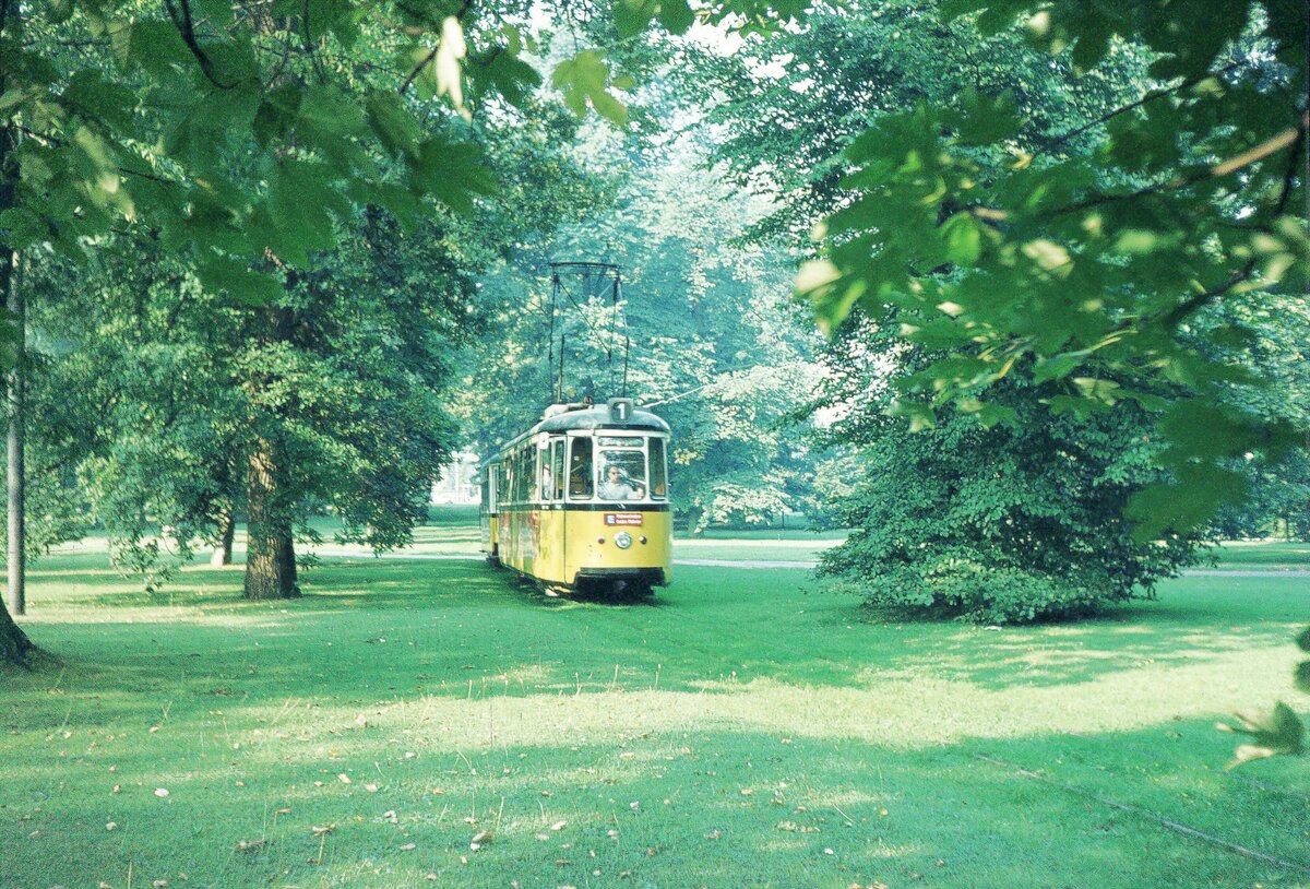 Ulm 08-09-1973_Linie 1 Tw 3 (GRW4; ME 1958) im Park nahe Donauhalle