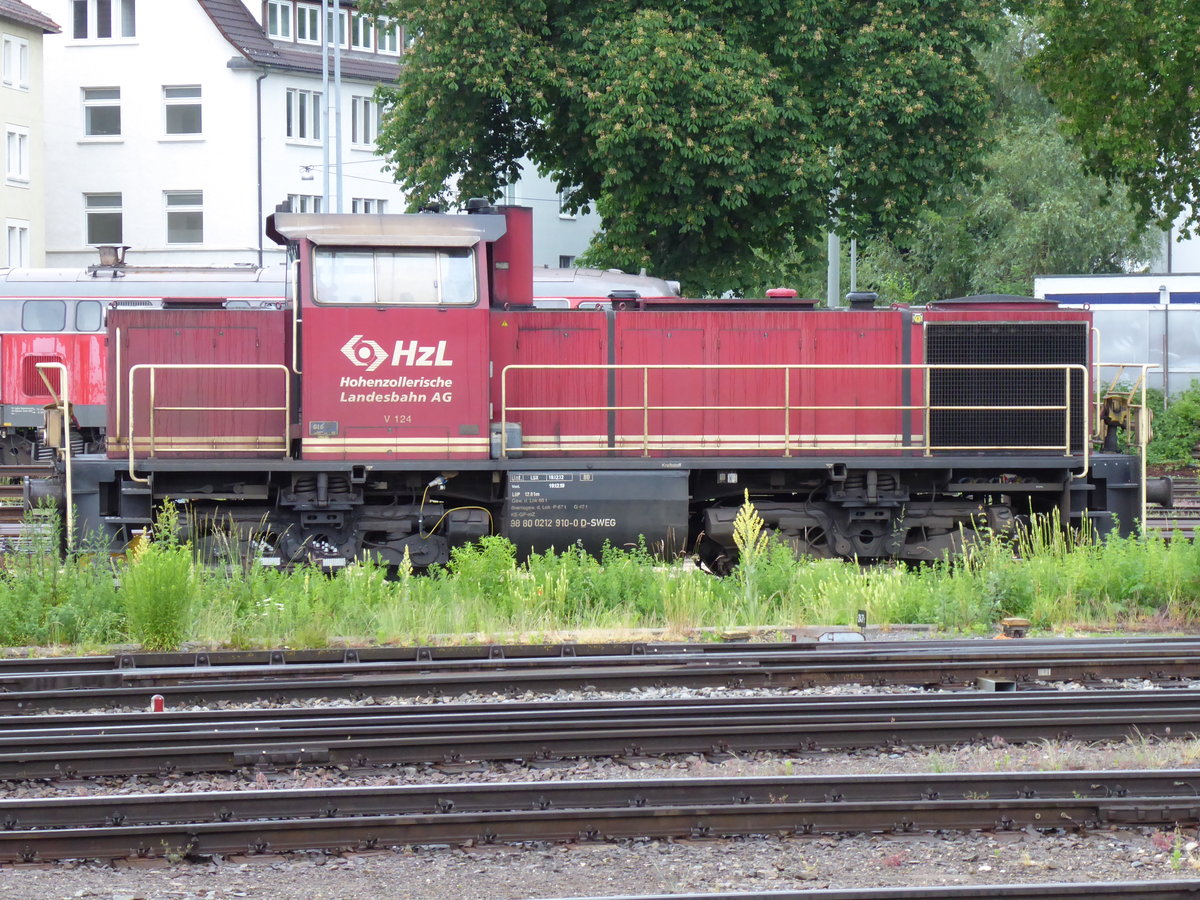 Ulm am 10.06.2019 HZL 212 910-0 (V124)hält Feiertagsruhe.
Baujahr 1969 wurde 2005 von Gmeinder neu aufgebaut.