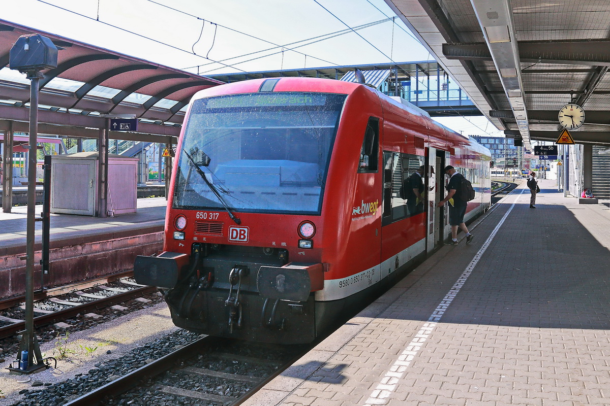 Ulm Hauptbahnhof am 15. Mai 2022 steht 650 317 als RB RS21 nach Biberach(Riß) über Warthausen zur Abfahrt bereit.
