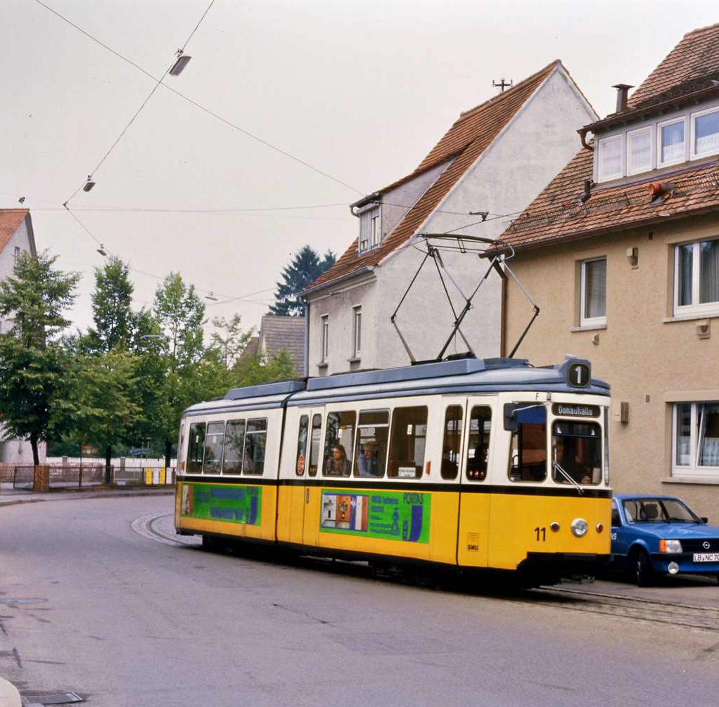 Ulmer Straßenbahn: Ein Wagen der Baureihe MF Esslingen GT4, TW 11, durchfährt die Wendeschleife von Söflingen (29.09.1984)