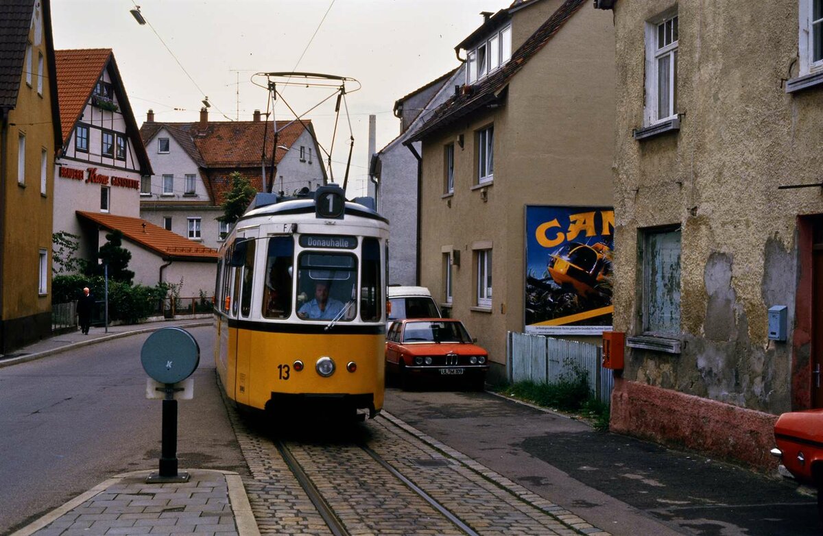 Ulmer Straßenbahn: TW 13 (MF Esslingen GT4) in der Wendeschleife von Söflingen. Das Foto entstand am 29.09.1984.
