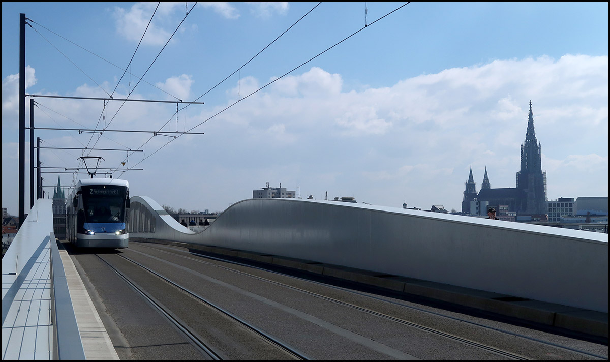 Ulms neue Straßenbahnlinie 2 -

Die für die Straßenbahn neu gebaute Kienlesbergbrücke quert die DB-Gleise nördlich des Hauptbahnhofes. Auf der rechten Seite hinter den Bögen führt auch ein Rad- und Fußweg über die interessant gestaltete Brücke.

29.03.2019 (M)