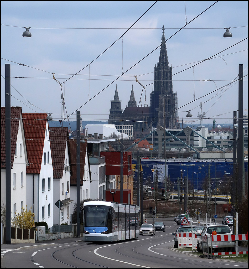 Ulms neue Straßenbahnlinie -

Avenio M im steilen Mähringer Weg hinauf zum Science Park II auf dem Eselsberg. Zwischen den Haltestellen Lehrer Tal und Multscherschule. 
Der neue Streckenabschnitt von der Haltestelle Theater in der Innenstadt zum Science Park II ist 6,5 km lang mit 11 Haltestellen. Eine zusätzliche Wendeschleife gibt es am Botanischen Garten.
Insgesamt gingen am 09.10.2018 beachtliche 9 km Neubaustrecke in Betrieb. Zwischen Ehinger Tor und Theater wird die Strecke der Linie 1 mit benutzt.

28.03.2019 (M)