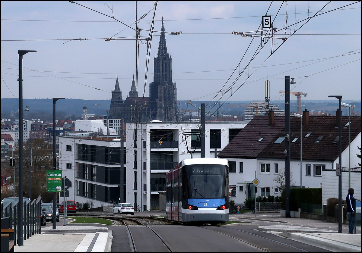 Ulms neue Straßenbahnlinie -

Von der Science City II kommend rollt eine Avenio M-Straßenbahn den steilen Mähringer Weg hinunter in Richtung Innenstadt. Haltestelle Multscherschule.

28.03.2019 (M)