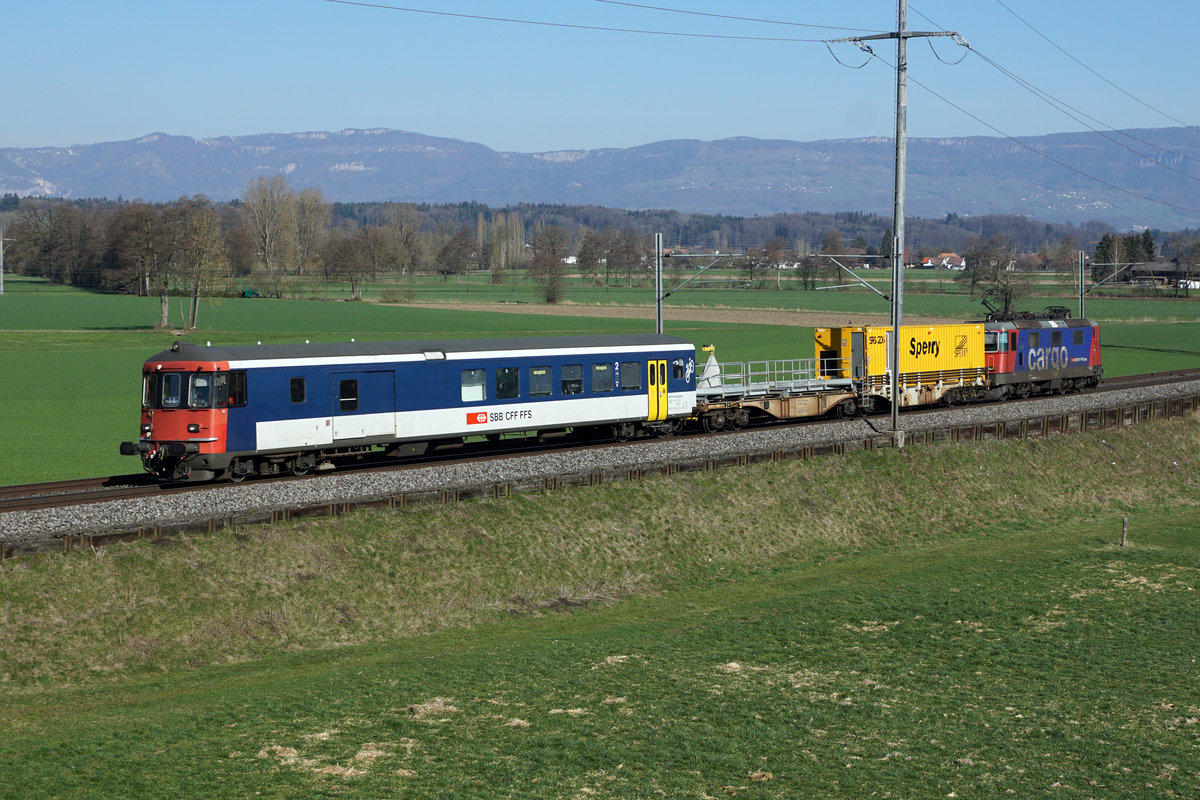 Ultraschall-Prüffahrt Kalibartion.
Messzug mit Re 420 268-5 und dem BDt 50 85 82-33 926-7 unterwegs zwischen Herzogenbuchsee und Burgdorf am 21. März 2019. Beim SRS 206 von Sperry handelt es sich um den Messwagen der neusten Generation.
Bei Bollodingen.
Foto: Walter Ruetsch