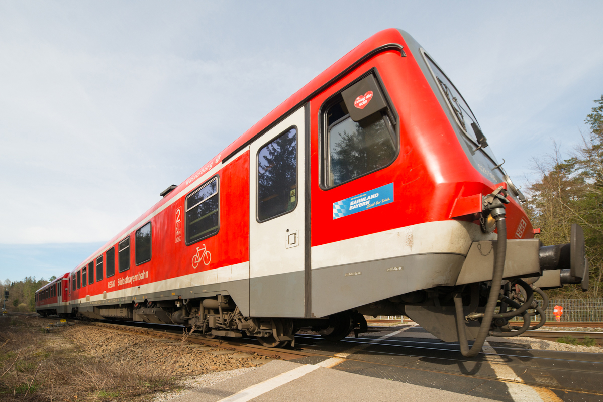 Ultraweitwinkelaufnahme aus der Froschperspektive. Die Entzerrung macht das Bild auch nicht besser. 628 566 fährt am 22.03.2019 aus Mühldorf kommend in den Bahnhof Kastl ein.