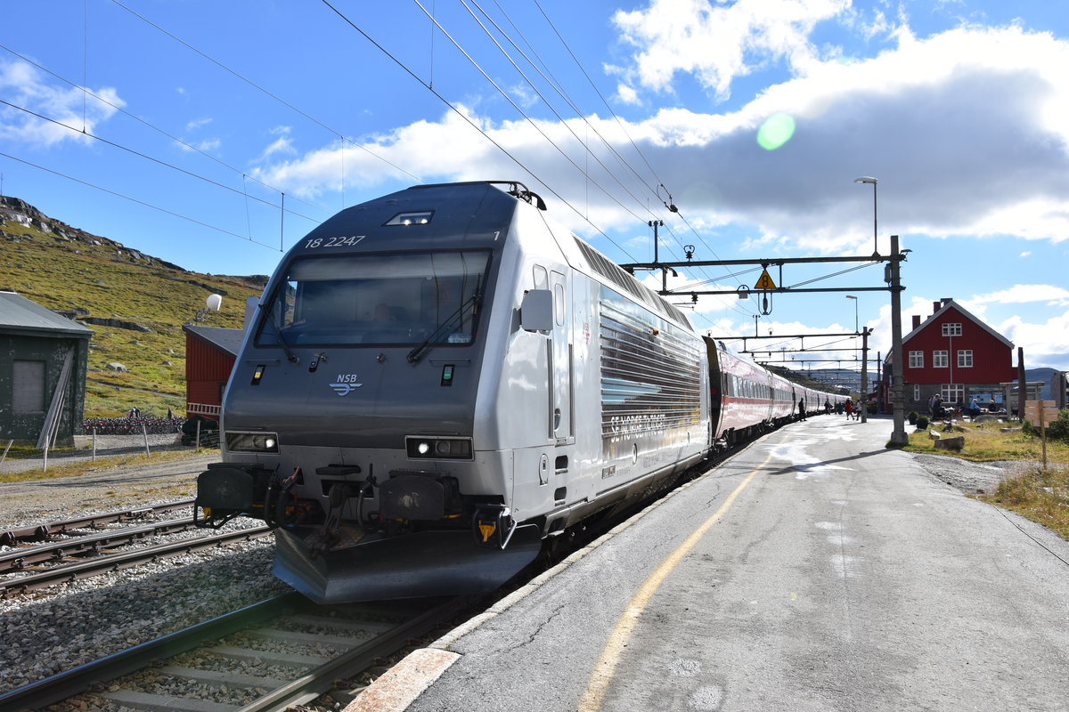 ULVIK (Provinz Hordaland), 09.09.2016, Lok 18 2247 vor Zug 609 nach Bergen beim Halt im Bahnhof Finse (Kommune Ulvik) an der Bergenbahn; dieser Bahnhof ist mit 1.222 m über dem Meeresspiegel der höchstgelegene Bahnhof Norwegens