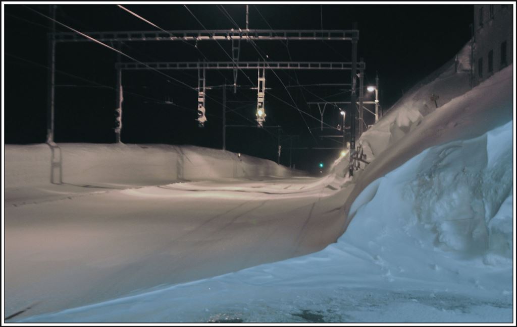 Um 06.00 Uhr ertönt das Ableutewerk und kündigt die Durchfahrt der Schneeschleuder aus Poschiavo an. Die Zeit ist zwar etwas unchristlich und die gefühlte Temperatur weit unter Null, aber wenn ich schon mal hier bin um die Zeit möchte ich das Schauspiel auch miterleben. Ospizio Bernina (22.02.2014)
