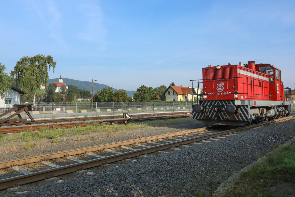 Um 1140 wurde die Kirche zu Graz Strassgang errichtet . 
Wunderbar auf einem Hügel über der Landeshauptstadt thront der Sakralbau bei strahlendem Sonnenschein. 
An diesem Freitag ( 7.September 2018 ) flitzt  DH1500.6 als Lz vorbei in Richtung Preding Wieselsdorf. 