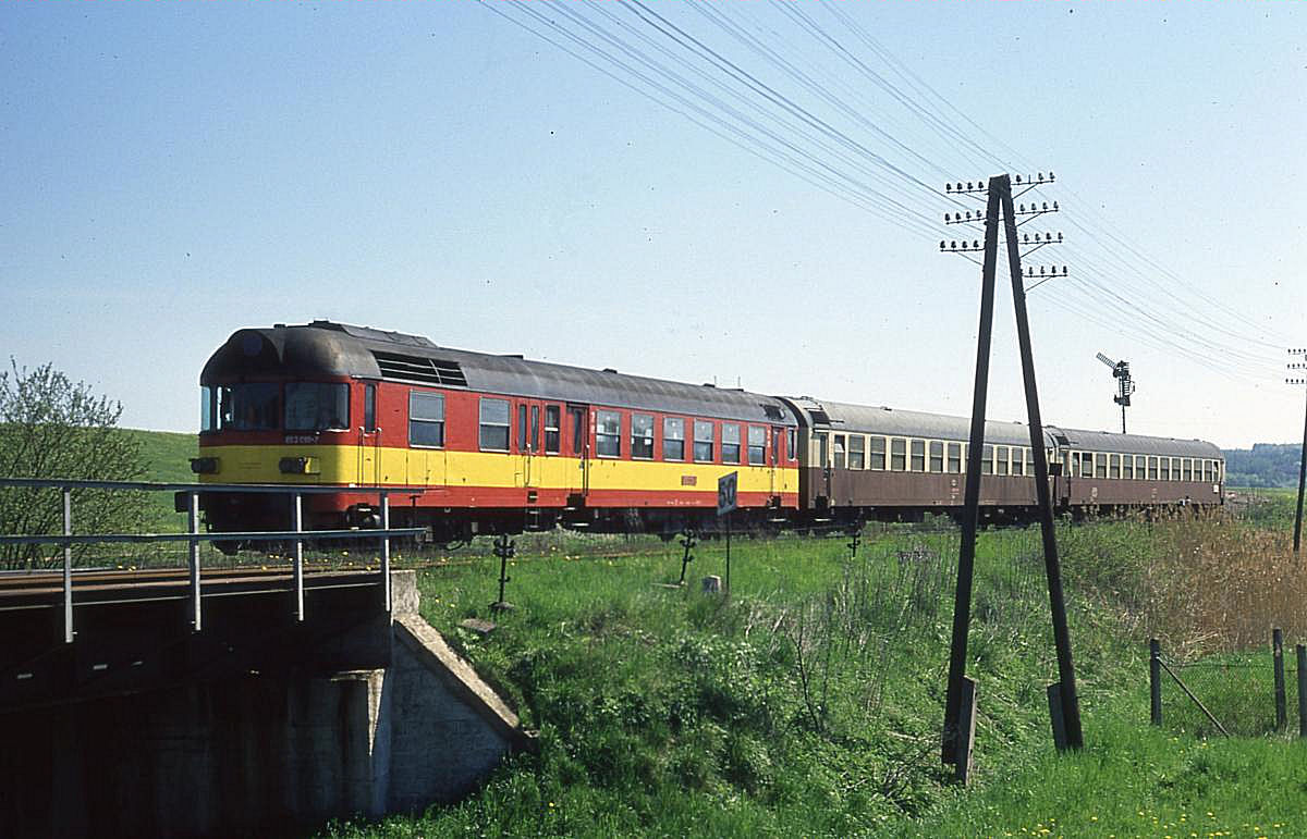 Um 11.47 Uhr war 853010 mit zwei Schnellzugwagen als Beiwagen auf dem Weg nach Chomutov bei Krupa unterwegs.