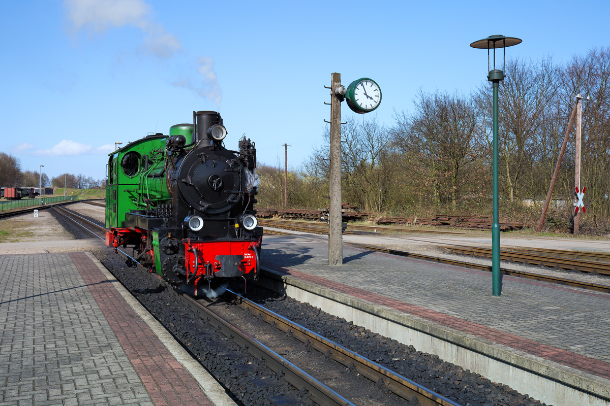Um 15.56 Uhr fuhr  Mh 52 der RBB in Putbus an die am Bahnsteig bereitstehenden Reisezugwagen. Nachdem der Zeiger auf 16.08 Uhr umsprang, setzte sich der Zug nach Göhren in Bewegung. - 09.04.2016
