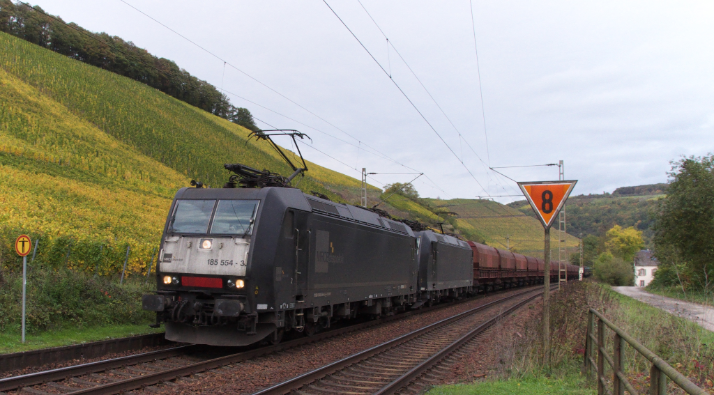 Um 16.57 kam der SaarRail aus Richtung Trier und wir hatten schon Angst, dass 140 003 mit ihrem Zug den erwarteten Kohlezug zufahren wrde.
Aber es hat dann doch noch, wenn nur knapp gepasst.
Der Saarrailzug hatte gerade das Blickfeld verlassen da kamen uns schon, auch noch um 16.57 Uhr 185 554 und 185 572 mit dem Kohleleerzug aus Frstenhausen vor die Linse.
Mit den Touax Wagen wird das Kraftwerk Fenne beliefert.

26.10.2013 - Kanzem - Bahnstrecke 3230 Saarbrcken - Karthaus