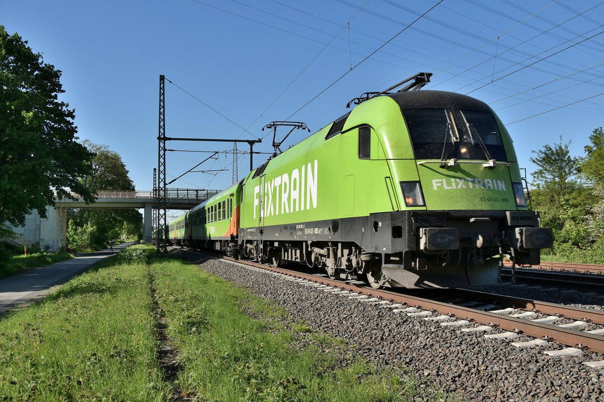 Um 17:33 Uhr am heutigen Abend kommt der Flixtrain/Zuglok 182 505 von Duisburg gen Köln über die Güterzugstrecke 2324 durch Lintorf vor meine Linse. 5.5.2018