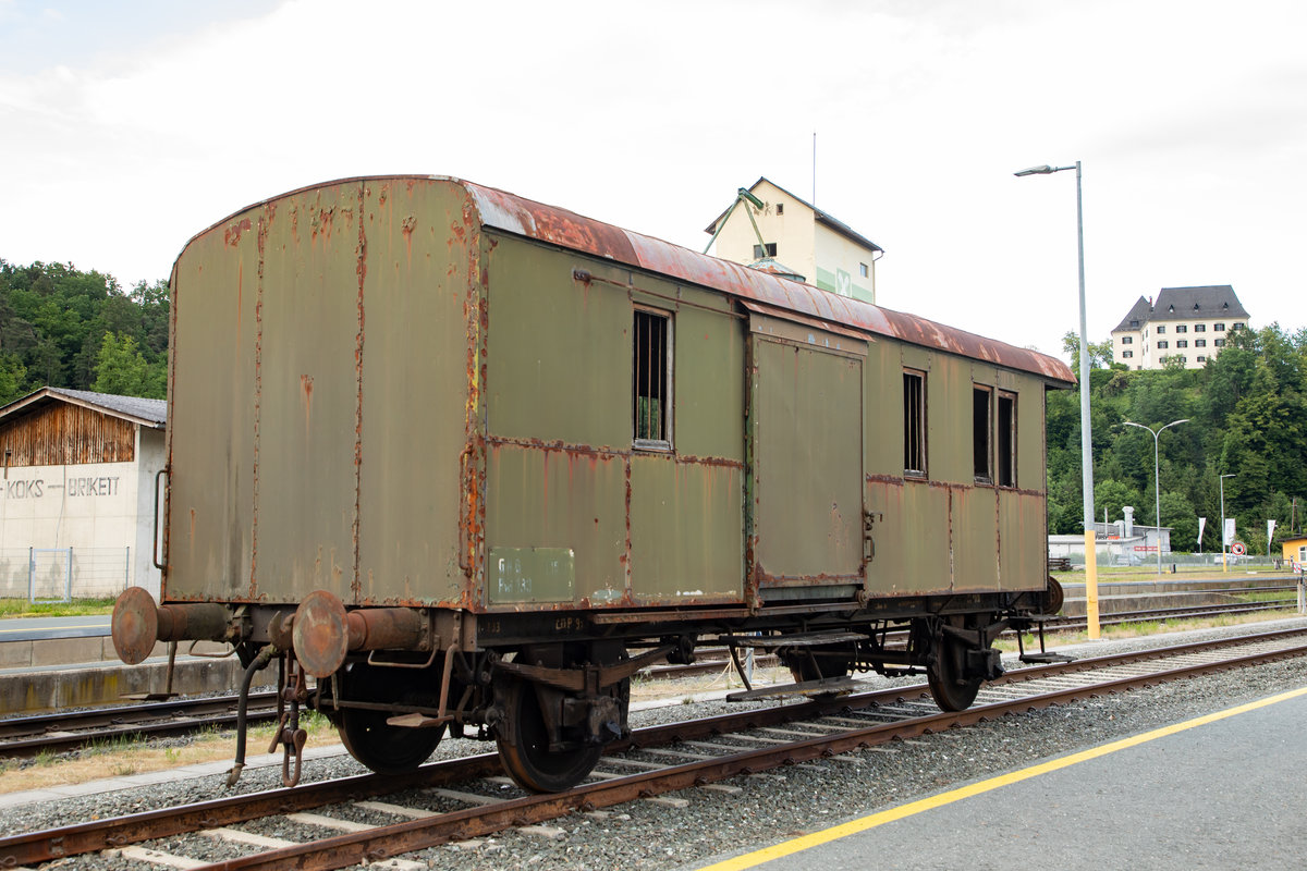 Um 1900 dürfte das Baujahr des  PWI133  liegen . 
Der Dienstwagen steht am 28.Mai 2020 in Wies Eibiswald bereit zur Verladung.