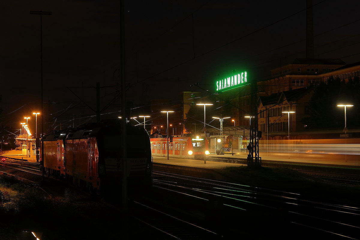 Um 19:41 Uhr am 11. Oktober 2020 ist die S4 nach Bietigheim-Bissingen mit geschlossenen Türen und erloschener Ausstiegsbeleuchtung abfahrtsbereit, während auf dem Nachbargleis gerade eine S5 mit Fahrtziel Stuttgart-Schwabstraße zum Halt in Kornwestheim einrollt.   