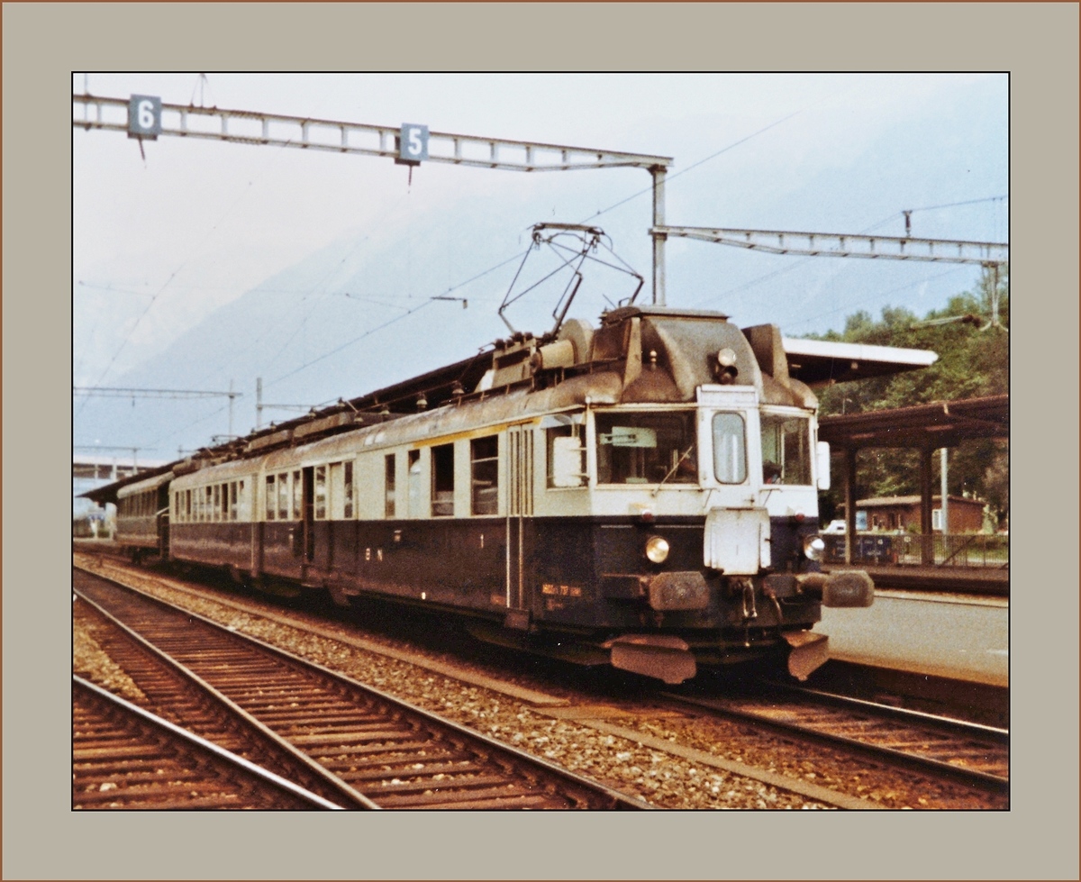 Um 1975 fotografierte ich in den Ferien bei meinen Gotti und Götti (Paten) bei Bern Weissenbühl einen ABDZe 4/6 der BLS bzw. wohl GBS). Das Bild wurde anschliessend in der Dunkelkammer entwickelt, war schief, unvorteilhaft abgeschnitten und heute nur noch eine Erinnerung. Um so mehr wartete ich darauf, den ABDZe bzw. BCFe 4/6 erneut fotografieren zu können. Ich musste lange warten, bis im Sommer 2016! Doch dann entdeckt ich in meinem Archiv dieses qualitativ schlechte Bild, welches den BN ABDZe 4/6 mit einem Bi im Planeinsatz als Regionlazug in Interlaken Ost zeigt.
Analoges 110-Film Bild
11. Juli 1983