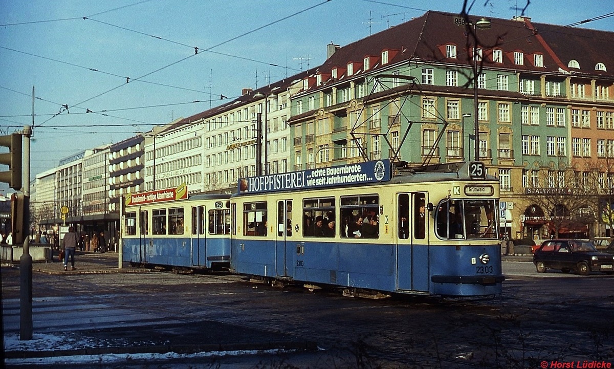 Um 1980 ist Tw 2303 am Sendlinger Tor nach Grnwald unterwegs