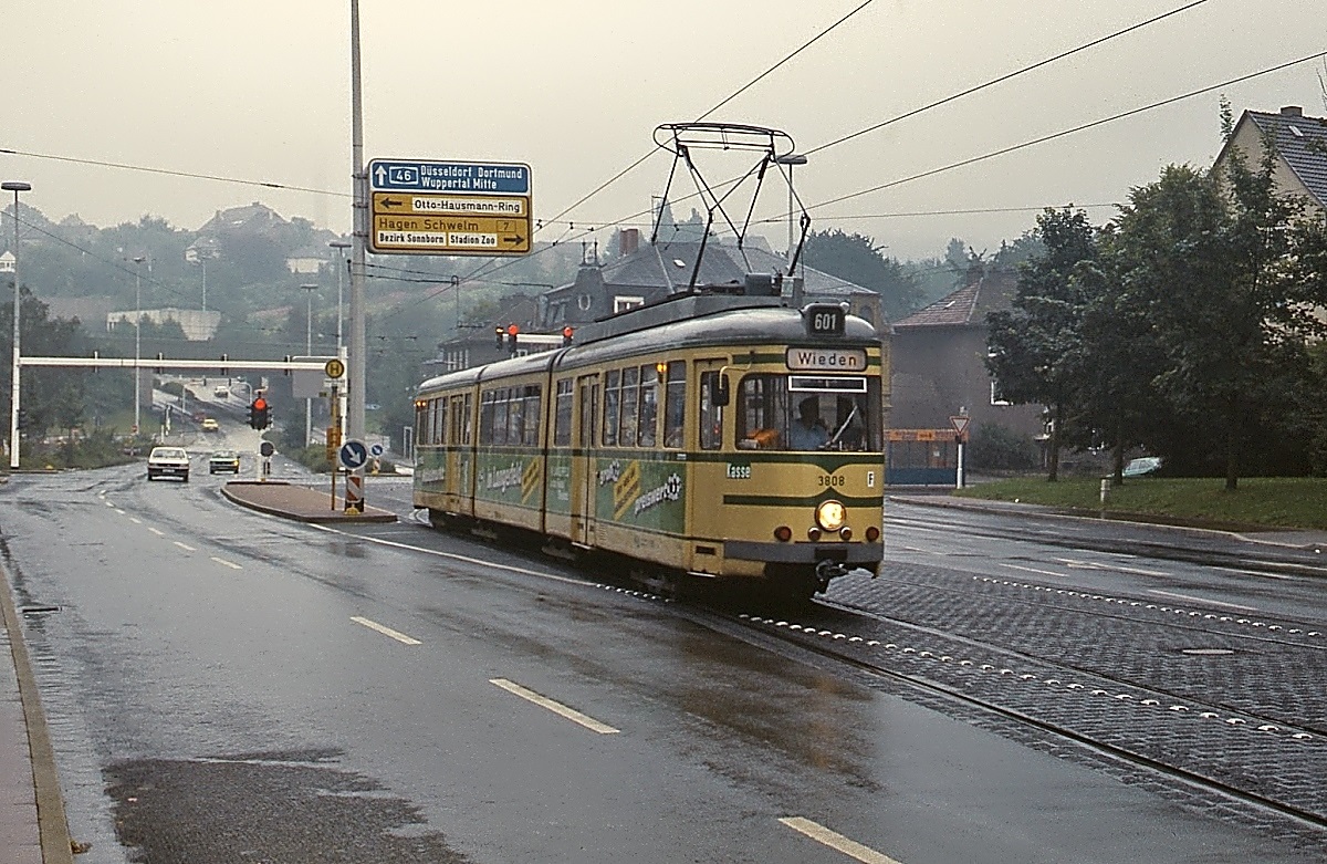 Um 1985 war der Wuppertaler Achtachser 3808 auf der Linie 601 von Heckinghausen nach Wieden eingesetzt, hier in der Nähe der Haltestelle Schliepershäuschen