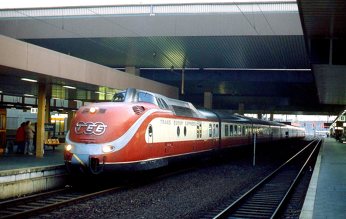 Um 1986 steht ein 601 im Düsseldorfer Hauptbahnhof. Zum 150-jährigen Jubiläum wurde er weitgehend wieder in den Originalzustand versetzt und mit dem TEE-Emblem versehen.