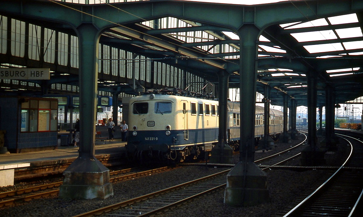 Um 1990 fährt 141 331-9 mit einem Nahverkehrszug in den Duisburger Hauptbahnhof ein