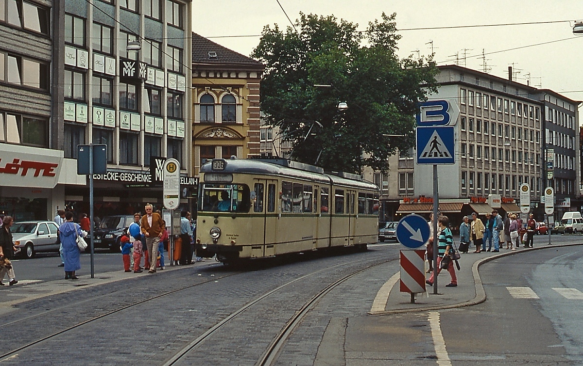 Um 1990 kommt ein GT6ZR der Bogestra am der Haltestelle Bongardstraße in der Bochumer Innenstadt an. Seit der Eröffnung des U-Bahn-Tunnels im Jahr 2006 ist die Bongardstraße schienenfrei.
