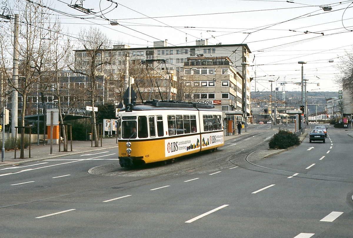 Um 1995 ist der Stuttgarter GT4 428 am Berliner Platz als Linie 2 in Richtung Hölderlinplatz unterwegs