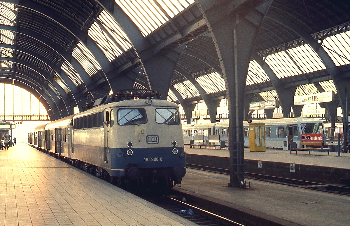 Um 1997 steht die 110 288-8 in der sonnenbeschienen Halle des Karlsruher Hauptbahnhofes. Sie ist die erste  Bügelfalten -E 10, wurde aber noch als E 10.1 eingereiht. 