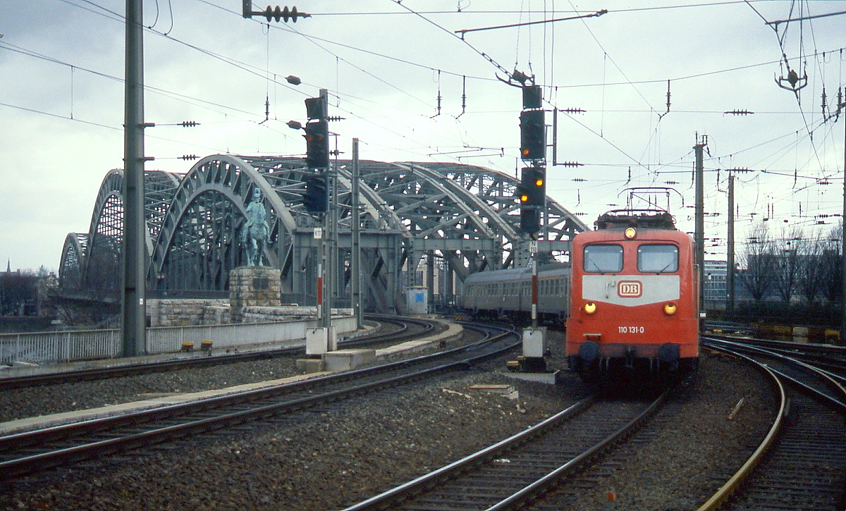 Um 1998 fährt 110 131-0 in den Kölner Hauptbahnhof ein